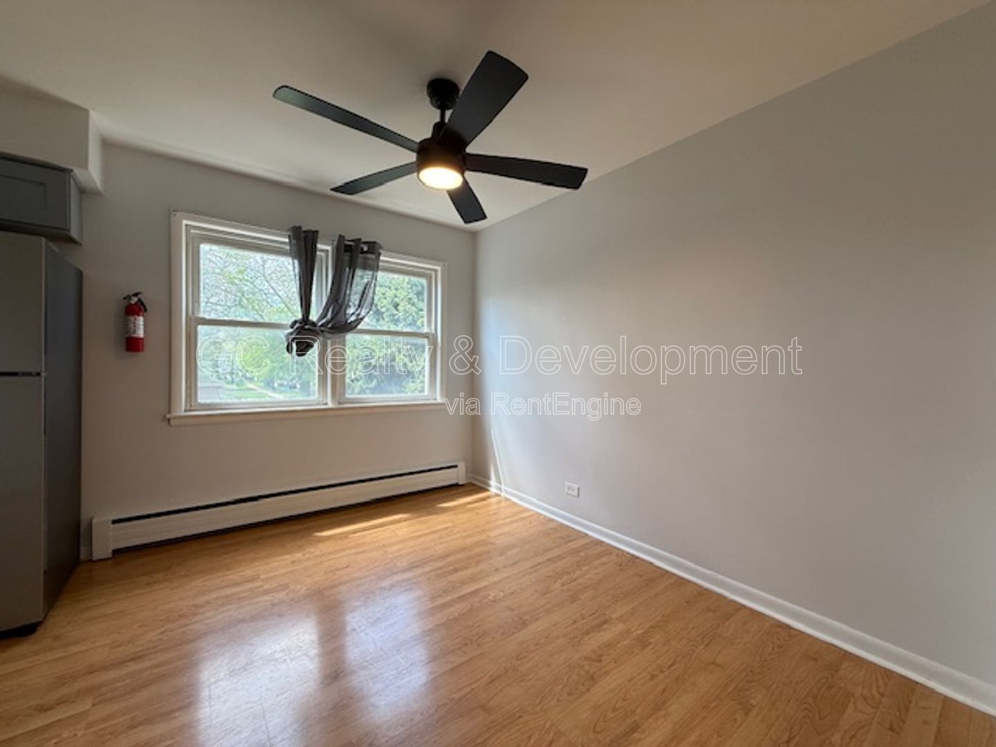 *** FREE RENT / 3 BDRM - 1 BTH / ONLY PAY ELECTRIC / STAINLESS APPLIANCES / HARDWOOD FLOORS *** property image
