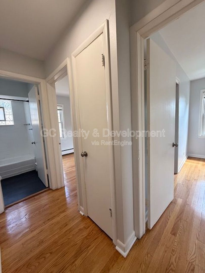 *** FREE RENT / 3 BDRM - 1 BTH / ONLY PAY ELECTRIC / STAINLESS APPLIANCES / HARDWOOD FLOORS *** property image
