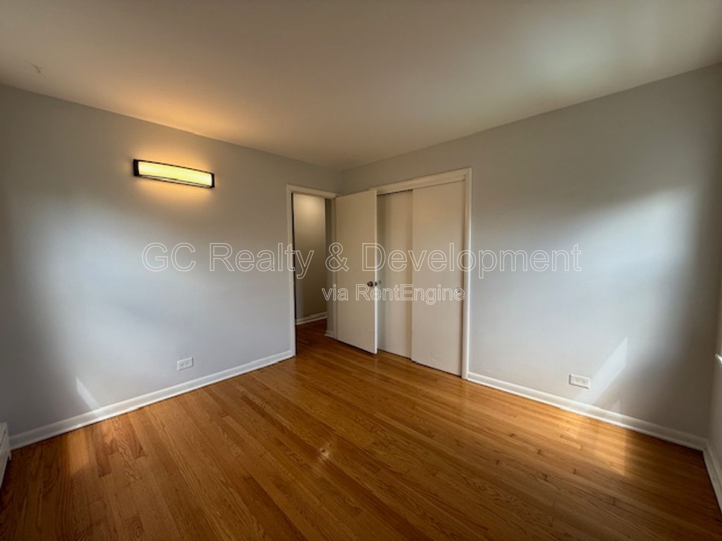 *** FREE RENT / 3 BDRM - 1 BTH / ONLY PAY ELECTRIC / STAINLESS APPLIANCES / HARDWOOD FLOORS *** property image