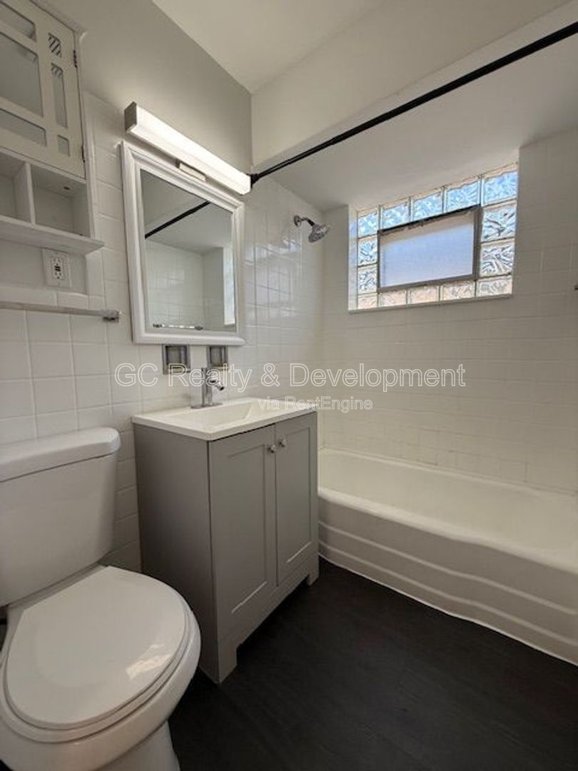 *** FREE RENT / 3 BDRM - 1 BTH / ONLY PAY ELECTRIC / STAINLESS APPLIANCES / HARDWOOD FLOORS *** property image