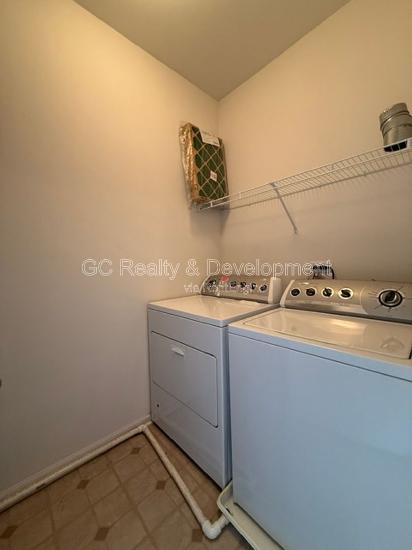 *** 3 BDRM - 2.5 BTH / BSMT / ATTACHED GARAGE / IN UNIT LAUNDRY / CENTRAL AC *** property image