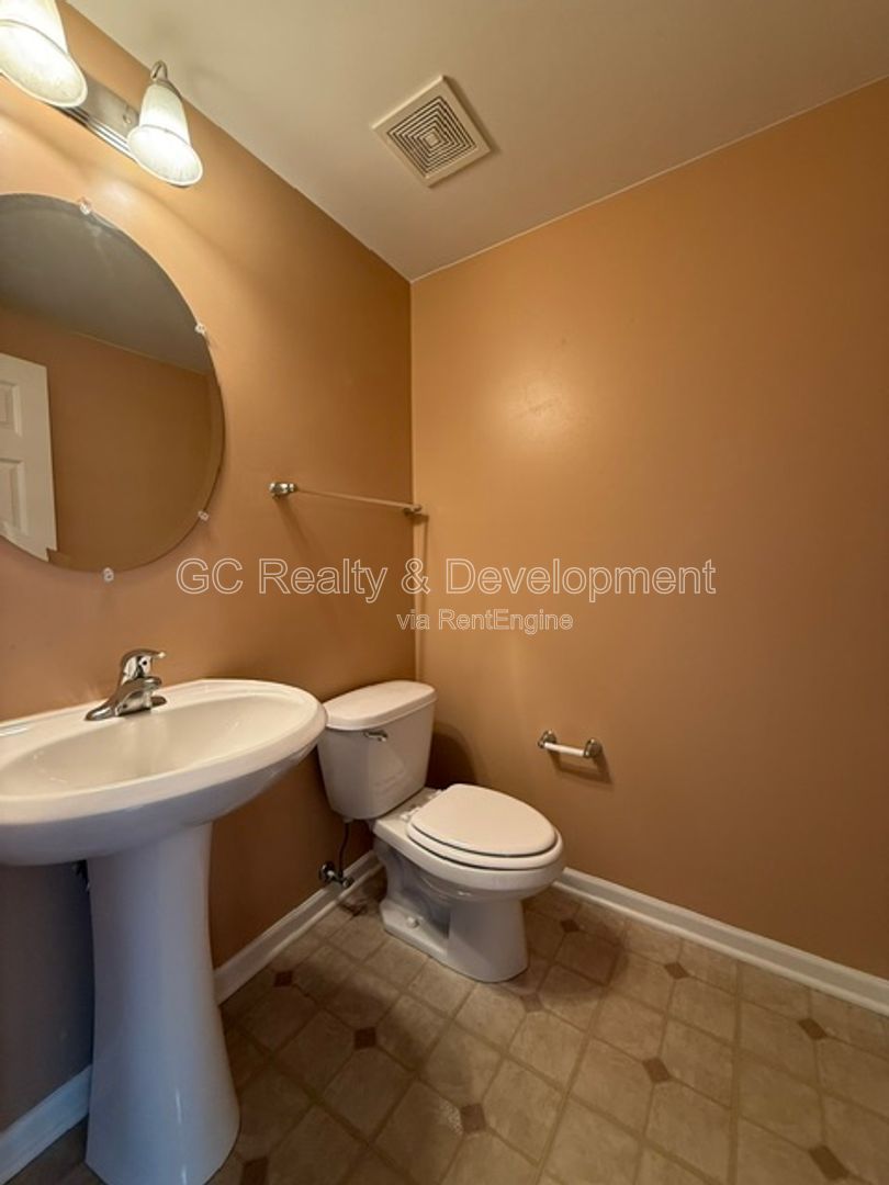 *** 3 BDRM - 2.5 BTH / BSMT / ATTACHED GARAGE / IN UNIT LAUNDRY / CENTRAL AC *** property image