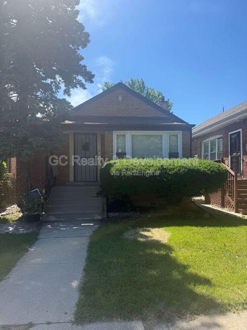 *** 2 BDRM / DETACHED GARAGE / UPDATED KITCHEN & BATH / FENCED YARD / PET FRIENDLY *** property image