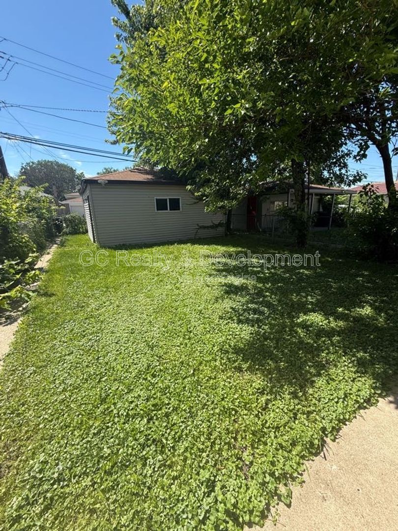 *** 2 BDRM / DETACHED GARAGE / UPDATED KITCHEN & BATH / FENCED YARD / PET FRIENDLY *** property image