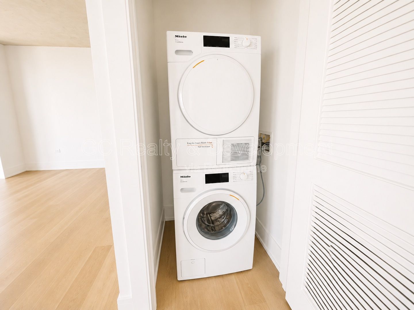 *** SOUTH LOOP / GARAGE PARKING / IN UNIT LAUNDRY / OUTDOOR POOL & ON SITE GYM / CENTRAL AC *** property image