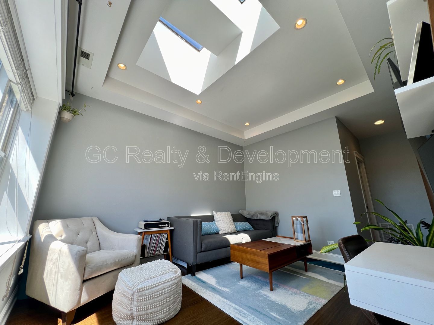 *** COMING SOON 7/15/26! / LOGAN SQUARE / JACUZZI TUB / IN UNIT LAUNDRY / RECENTLY REHABBED / STORAGE UNIT *** property image