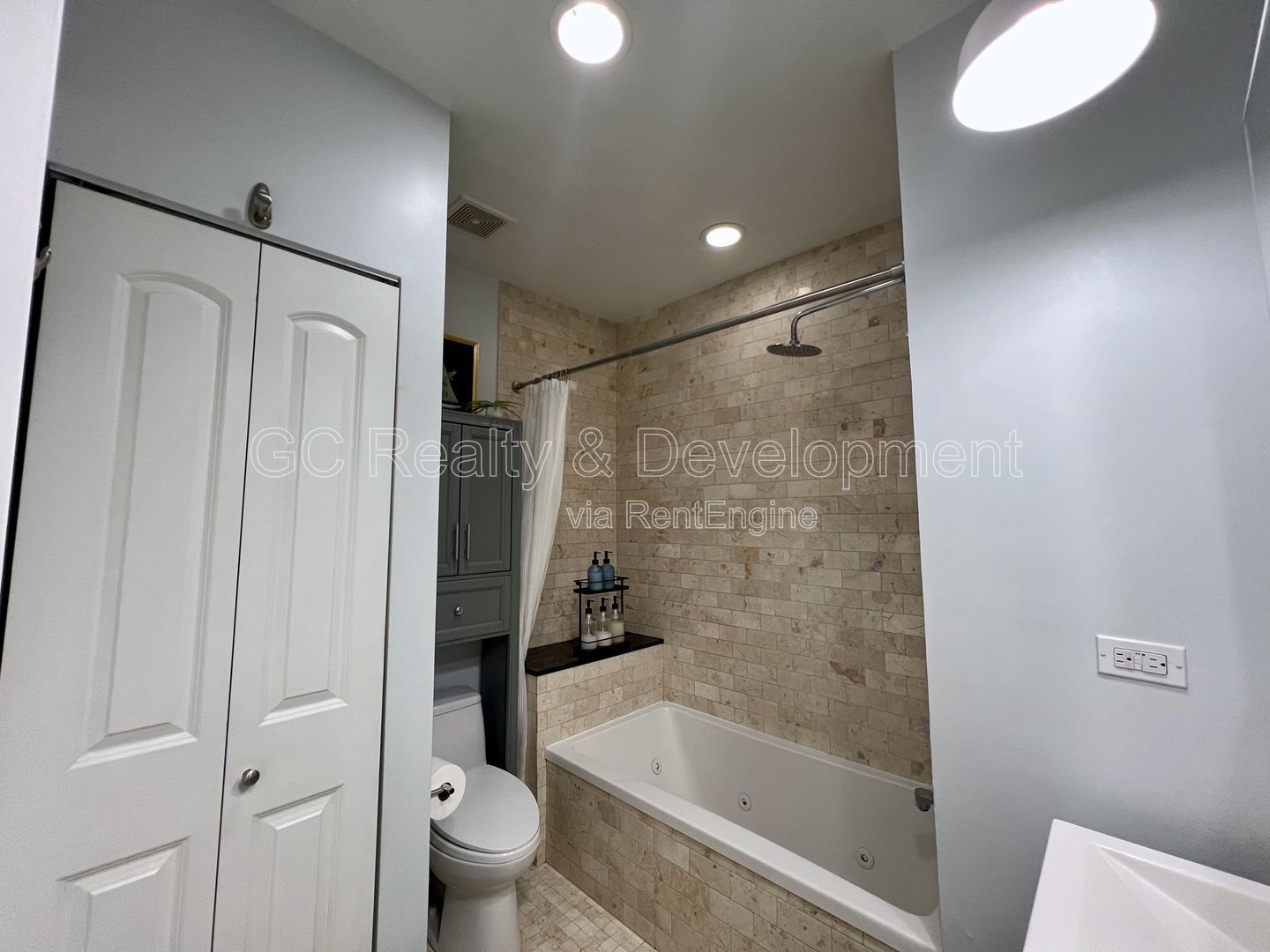 *** COMING SOON 7/15/26! / LOGAN SQUARE / JACUZZI TUB / IN UNIT LAUNDRY / RECENTLY REHABBED / STORAGE UNIT *** property image