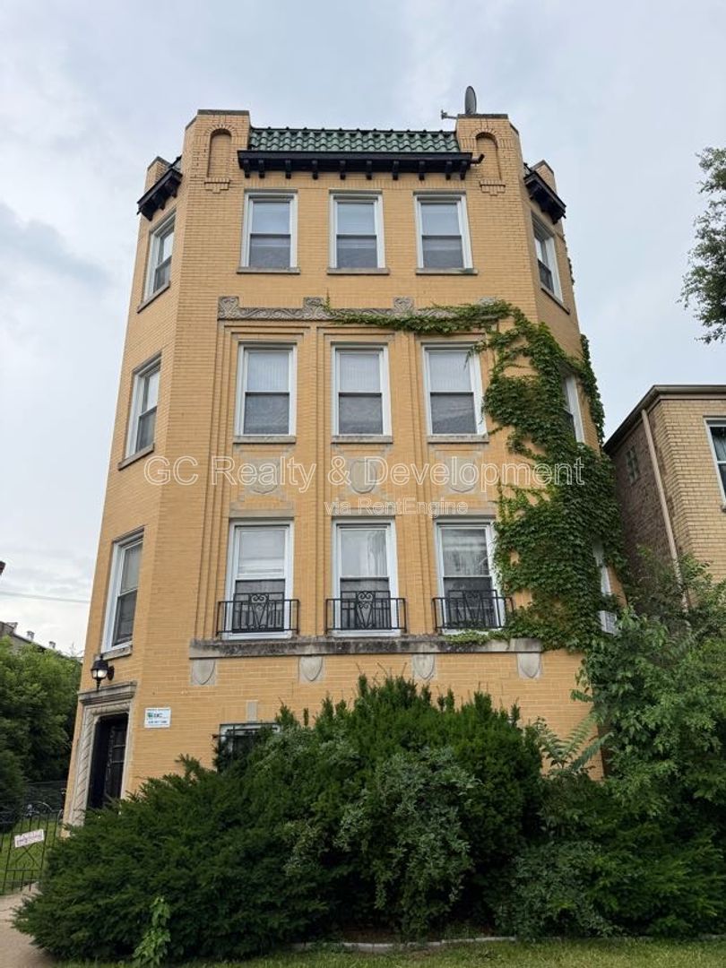*** 3 BDRM - 1.5 BTH / RECENTLY REHABBED / ONLY PAY ELECTRIC / LAUNDRY ON SITE *** property image