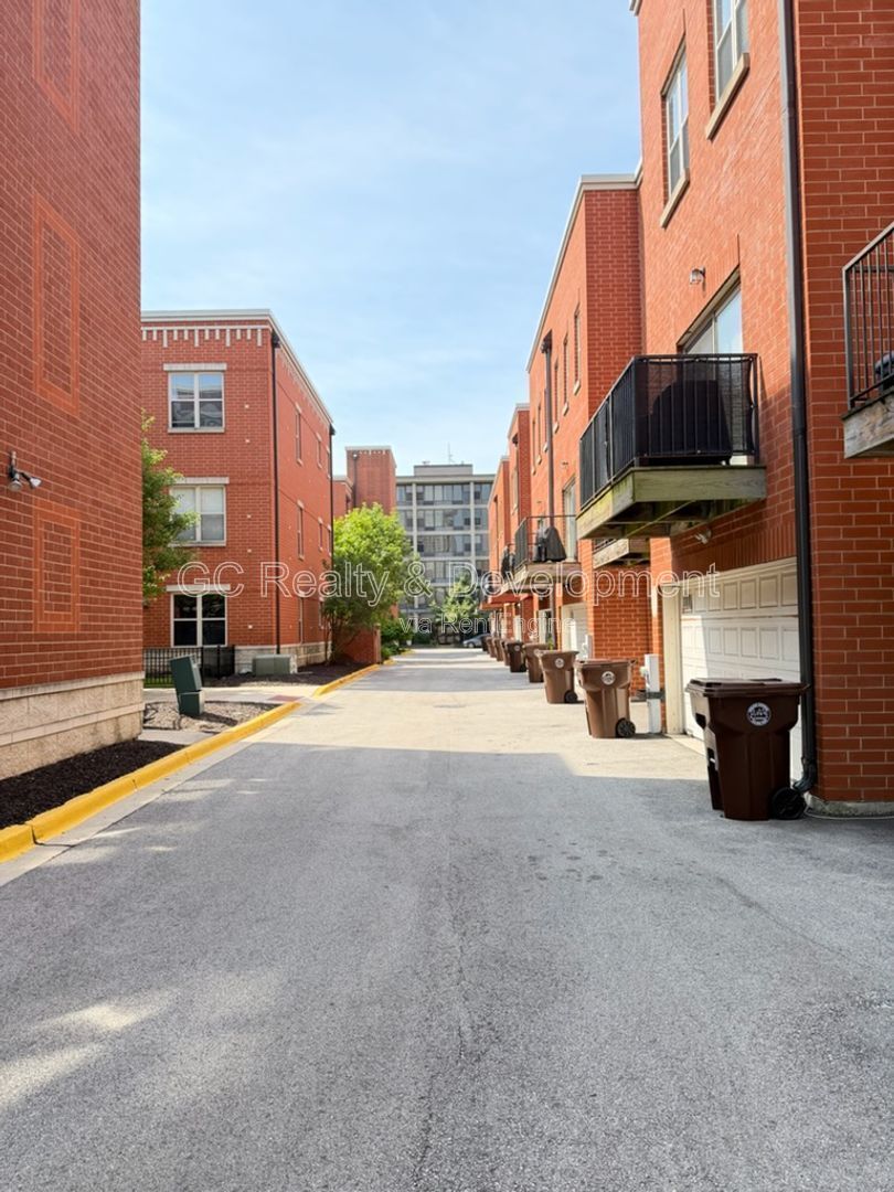 *** COMING SOON 8/01/26! / 3 BED 2 BATH TOWNHOUSE / LAUNDRY IN UNIT / PARKING INCLUDED *** property image