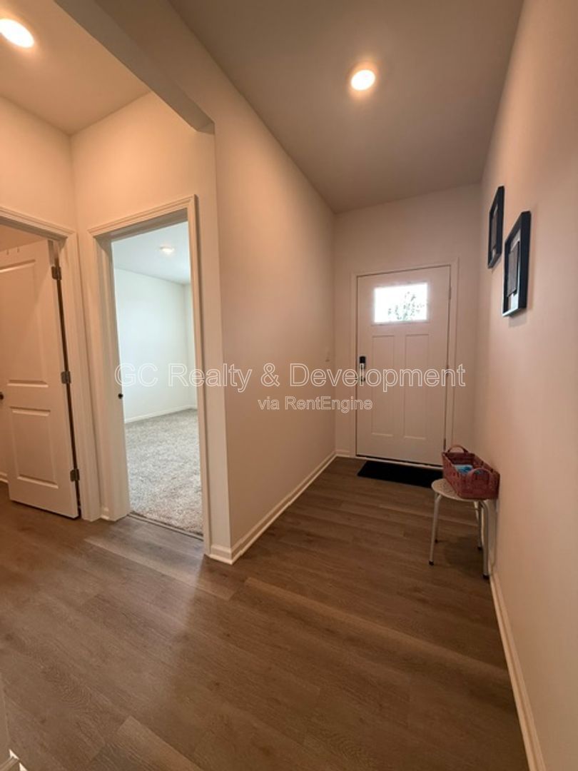 *** 3BR-2BA / RECENTLY UPDATED / SS APPLIANCES / IN-UNIT LAUNDRY / CENTRAL AIR / GARAGE *** property image