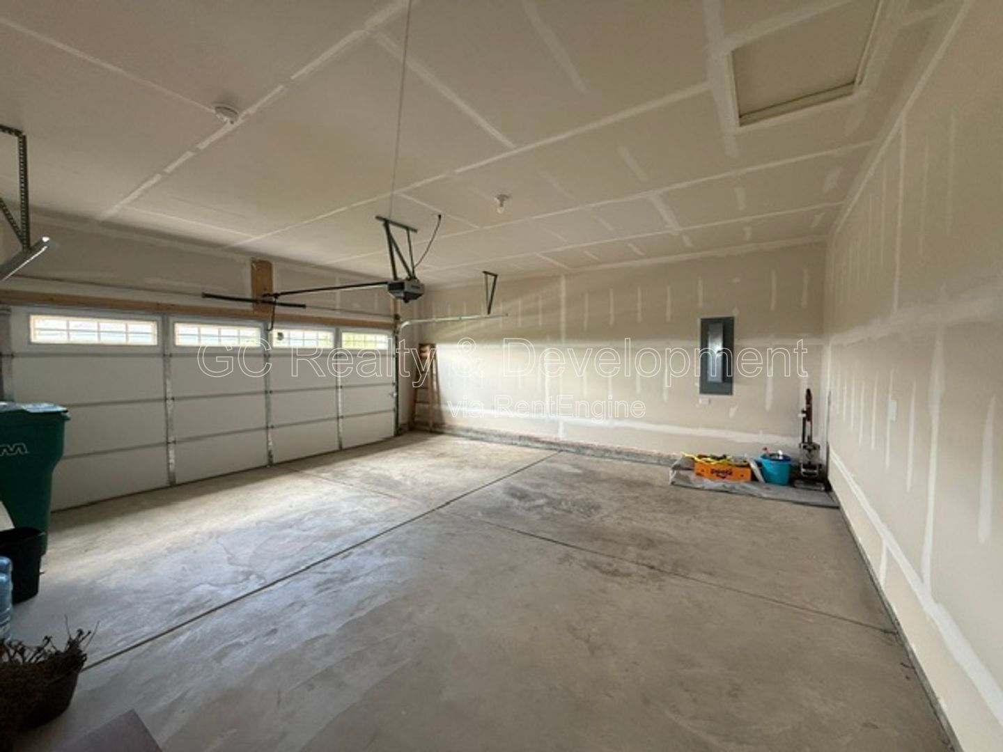 *** 3BR-2BA / RECENTLY UPDATED / SS APPLIANCES / IN-UNIT LAUNDRY / CENTRAL AIR / GARAGE *** property image