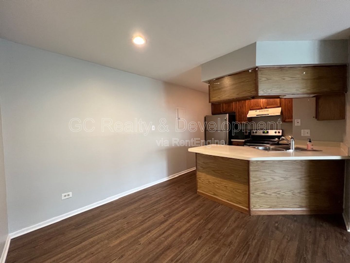*** 1 BDRM / SS APPL INCL / LAUNDRY IN UNIT / 1 PARKING SPOT / TENANT PAYS GAS & ELECTRIC *** property image