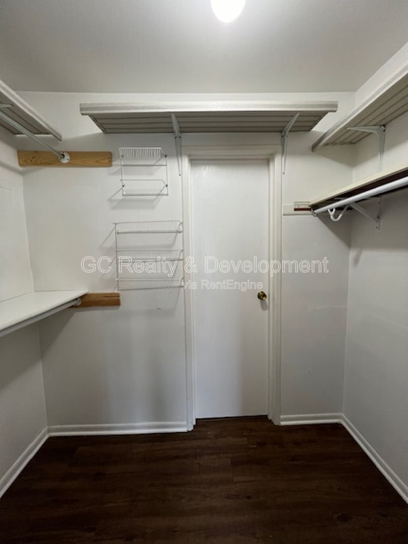 *** 1 BDRM / SS APPL INCL / LAUNDRY IN UNIT / 1 PARKING SPOT / TENANT PAYS GAS & ELECTRIC *** property image