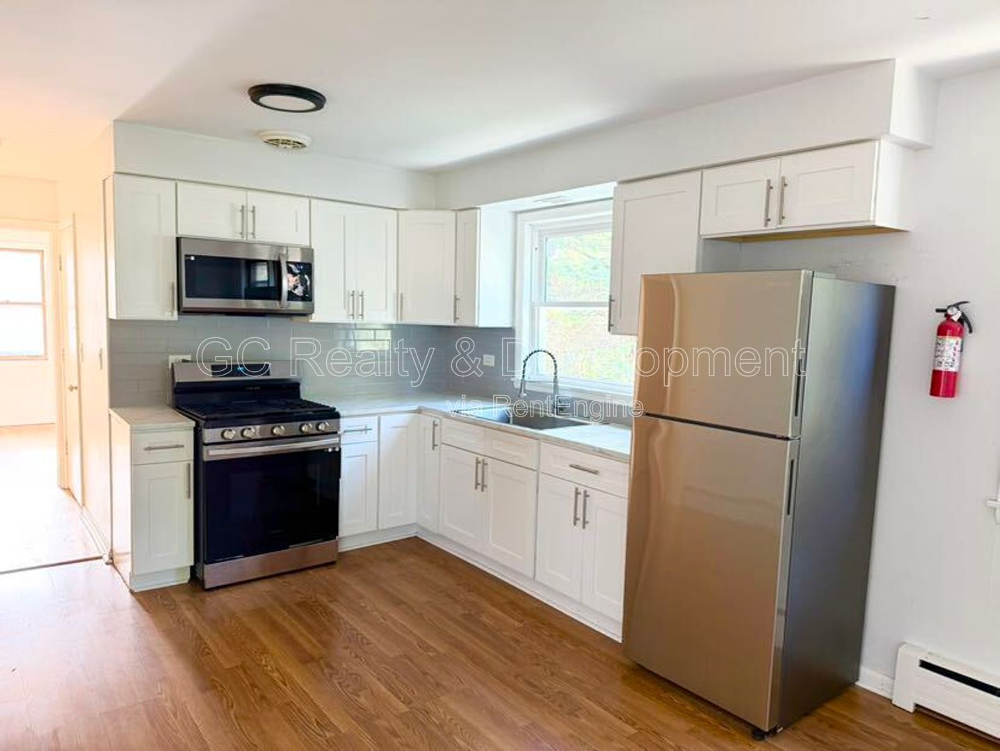 *** FREE RENT / 3 BDRM - 1 BTH / ONLY PAY ELECTRIC / STAINLESS APPLIANCES / HARDWOOD FLOORS *** property image