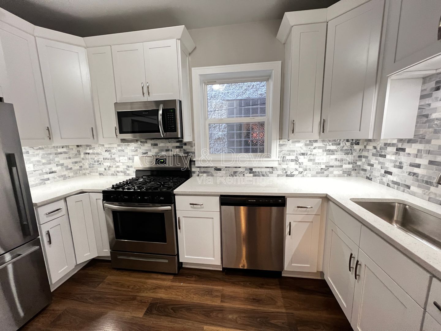 *** 3 BDRMS - 2 BTH / CENTRAL AIR / SS APPL / FREE LAUNDRY IN BUILDING *** property image