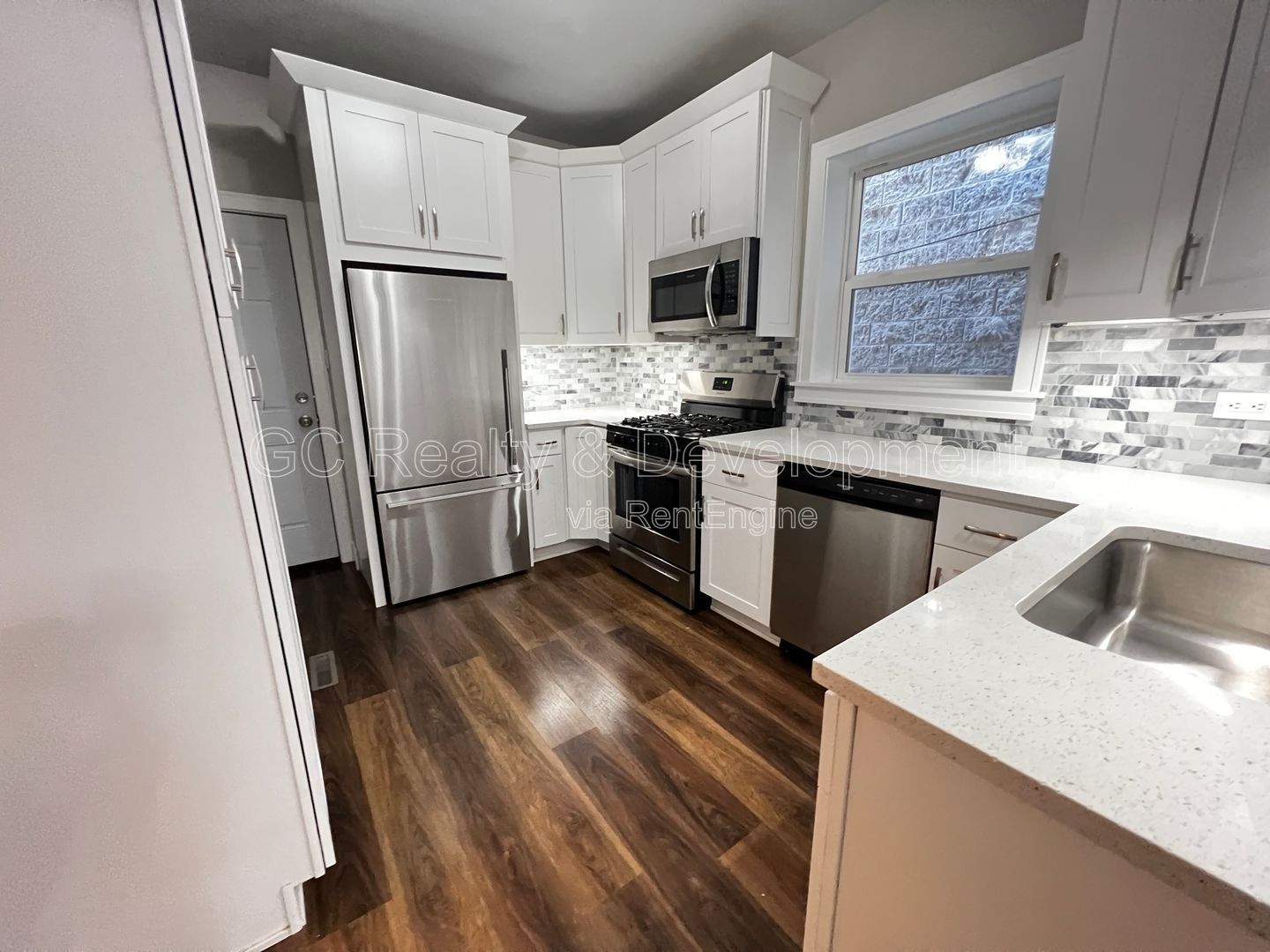 *** 3 BDRMS - 2 BTH / CENTRAL AIR / SS APPL / FREE LAUNDRY IN BUILDING *** property image