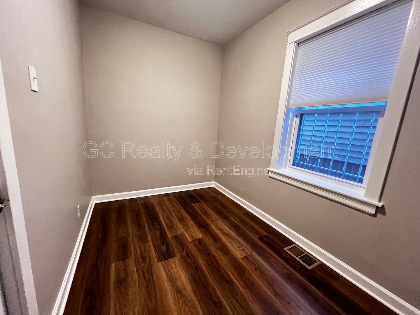 *** 3 BDRMS - 2 BTH / CENTRAL AIR / SS APPL / FREE LAUNDRY IN BUILDING *** property image