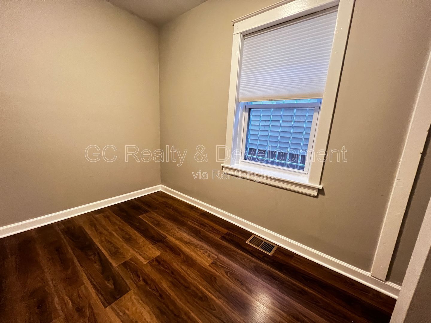 *** 3 BDRMS - 2 BTH / CENTRAL AIR / SS APPL / FREE LAUNDRY IN BUILDING *** property image