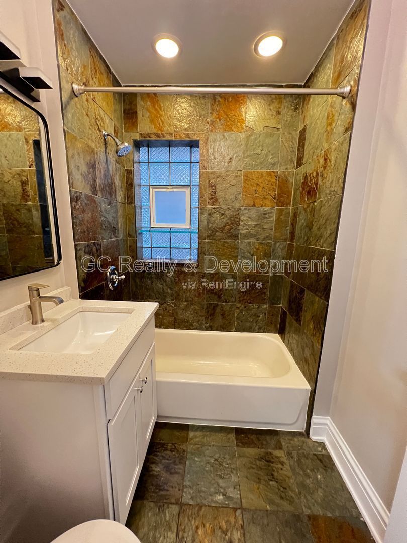 *** 3 BDRMS - 2 BTH / CENTRAL AIR / SS APPL / FREE LAUNDRY IN BUILDING *** property image