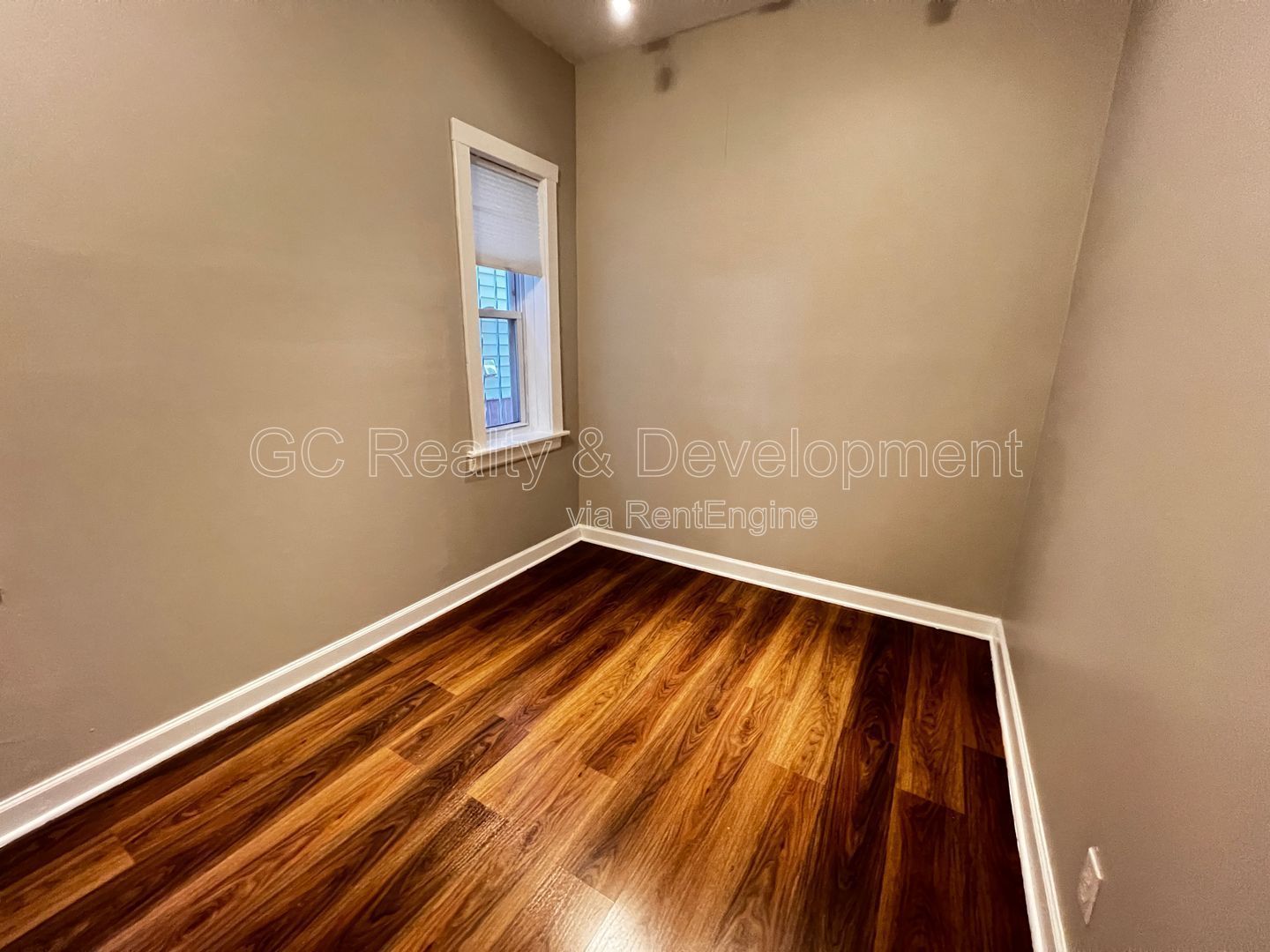 *** 3 BDRMS - 2 BTH / CENTRAL AIR / SS APPL / FREE LAUNDRY IN BUILDING *** property image