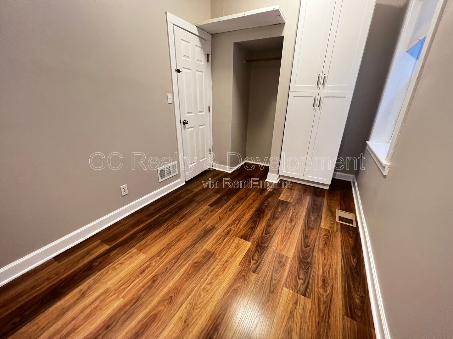 *** 3 BDRMS - 2 BTH / CENTRAL AIR / SS APPL / FREE LAUNDRY IN BUILDING *** property image