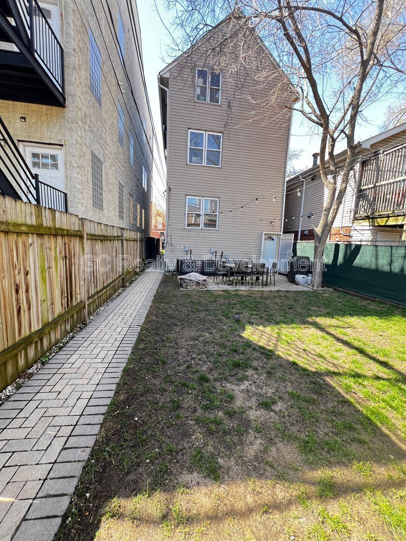 *** 3 BDRMS - 2 BTH / CENTRAL AIR / SS APPL / FREE LAUNDRY IN BUILDING *** property image