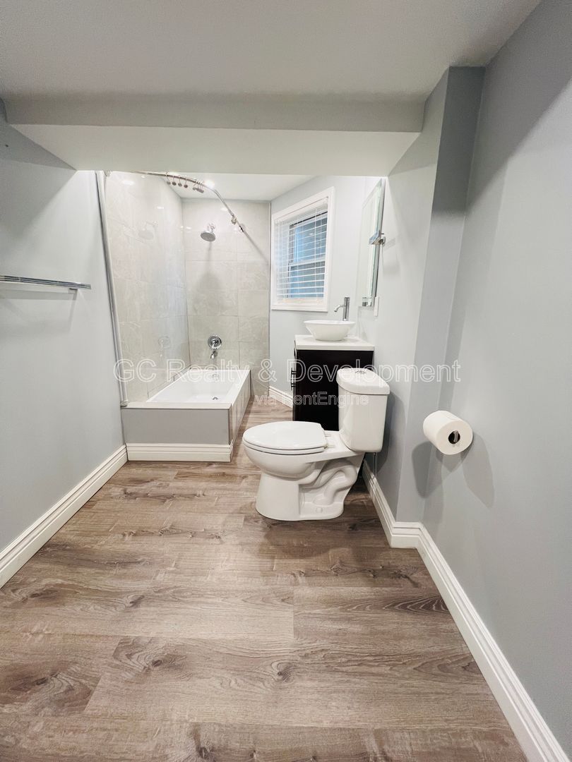 ***W&D IN UNIT / GARAGE PARKING AVAIL / FIN BASEMENT / PET FRIENDLY / SHOPPING & RESTAURANTS NEARBY *** property image