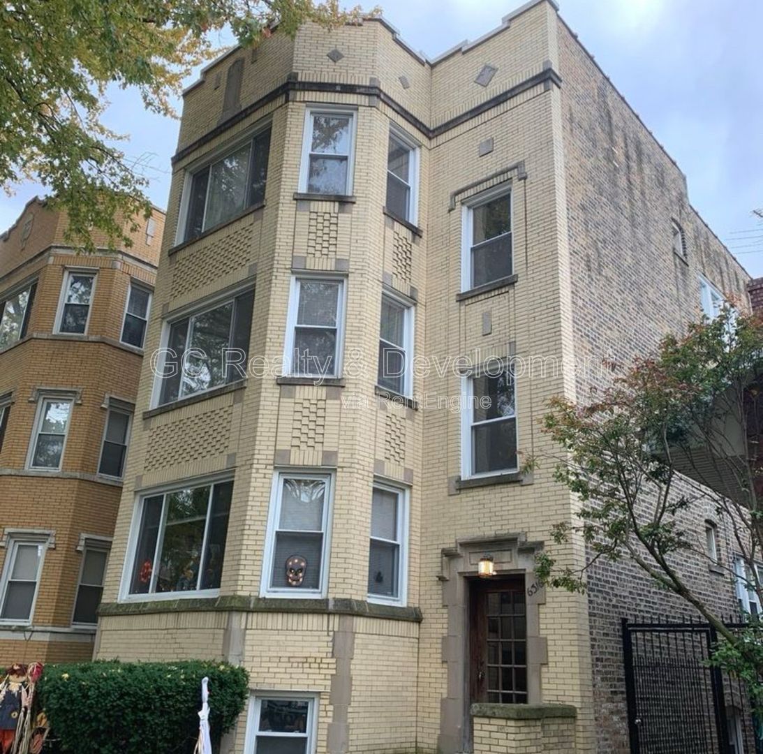 *** 3 BDRM - 1.5 BATH / IN UNIT LAUNDRY / GARAGE PARKING / PET FRIENDLY / CENTRAL AC *** property image