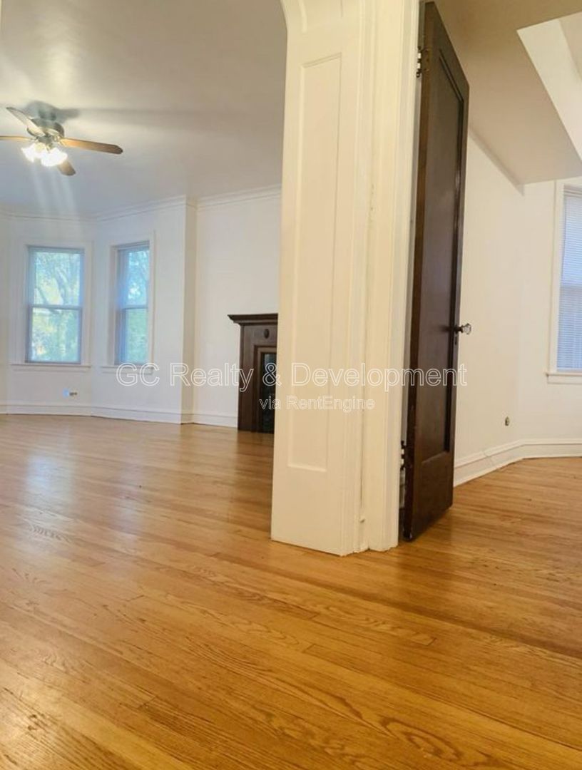 *** 3 BDRM - 1.5 BATH / IN UNIT LAUNDRY / GARAGE PARKING / PET FRIENDLY / CENTRAL AC *** property image