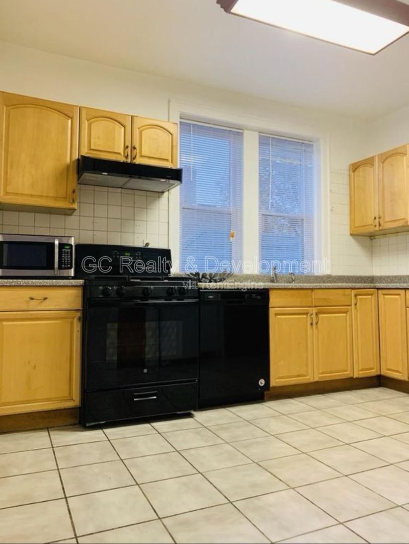 *** 3 BDRM - 1.5 BATH / IN UNIT LAUNDRY / GARAGE PARKING / PET FRIENDLY / CENTRAL AC *** property image