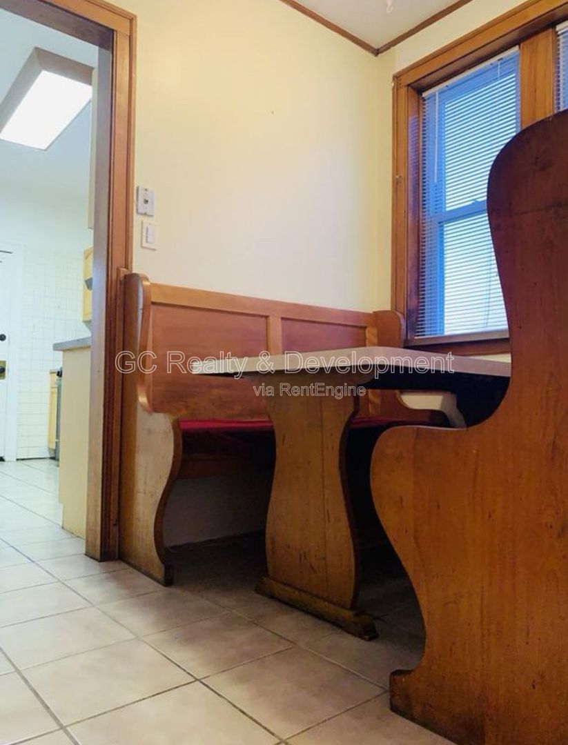*** 3 BDRM - 1.5 BATH / IN UNIT LAUNDRY / GARAGE PARKING / PET FRIENDLY / CENTRAL AC *** property image
