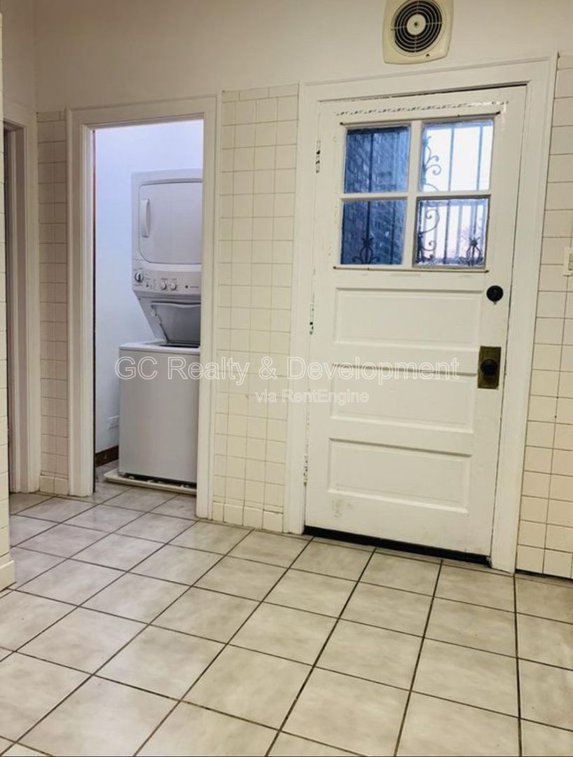*** 3 BDRM - 1.5 BATH / IN UNIT LAUNDRY / GARAGE PARKING / PET FRIENDLY / CENTRAL AC *** property image