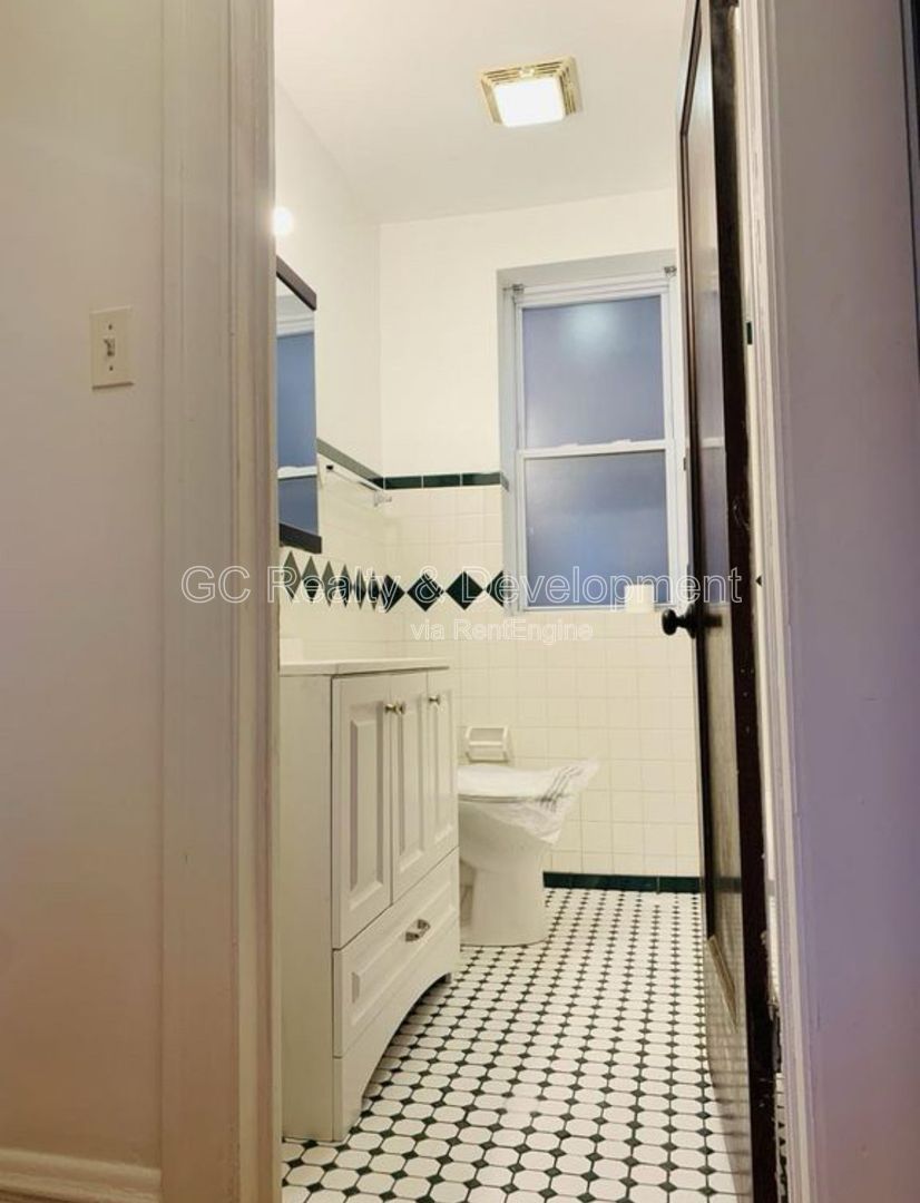 *** 3 BDRM - 1.5 BATH / IN UNIT LAUNDRY / GARAGE PARKING / PET FRIENDLY / CENTRAL AC *** property image