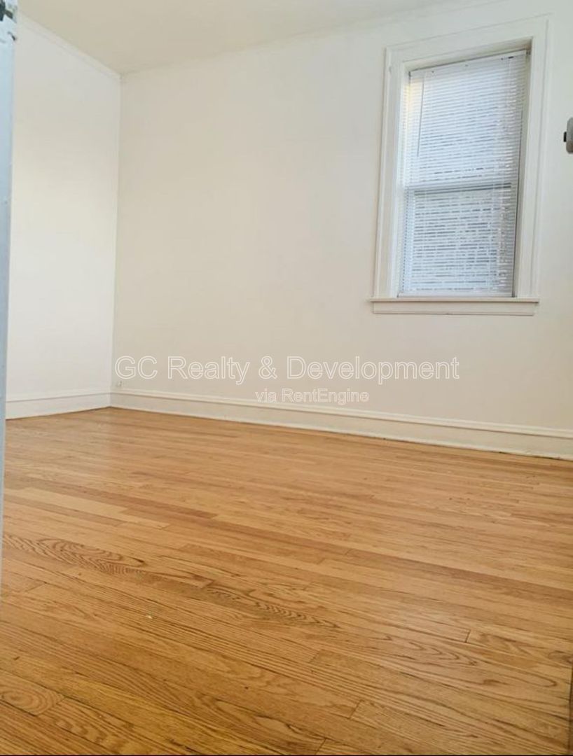 *** 3 BDRM - 1.5 BATH / IN UNIT LAUNDRY / GARAGE PARKING / PET FRIENDLY / CENTRAL AC *** property image