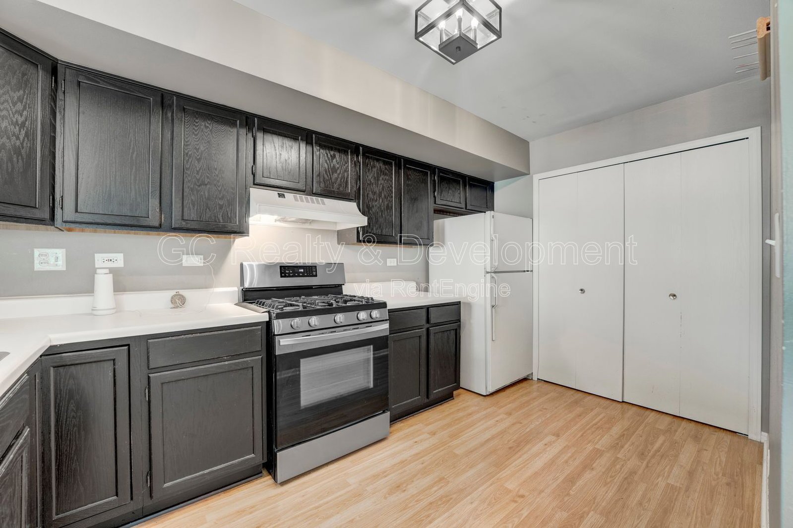 *** CUL-DE-SAC TOWNHOME / ATTACHED GARAGE / TRANSIT NEARBY / W& IN UNIT *** property image