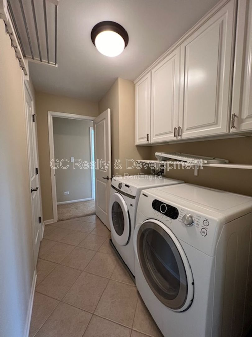 ***COMING SOON 8-1-26! / 3BDRM - 2.5BTH / END UNIT / SS APPLIANCES / 2ND FLOOR LAUNDRY / LOWER-LEVEL BONUS ROOM*** property image