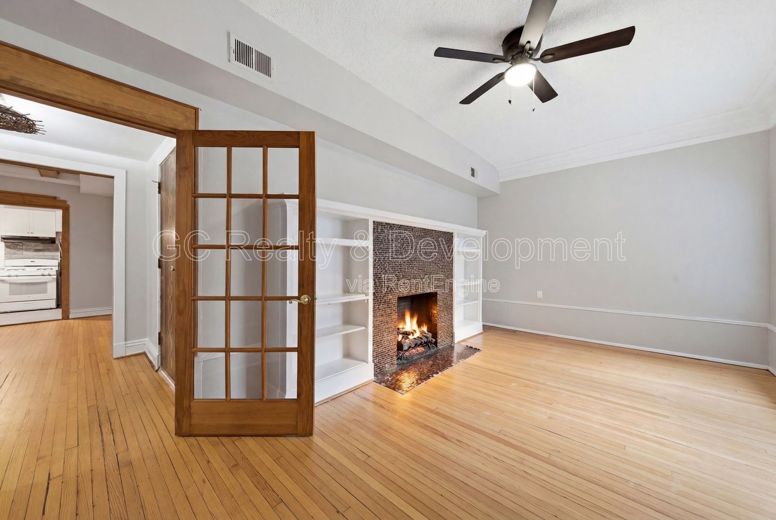 *** 2BR - 1BA / HARDWOOD FLOORS / LARGE CLOSETS / PET FRIENDLY / COMMUTER FRIENDLY *** property image