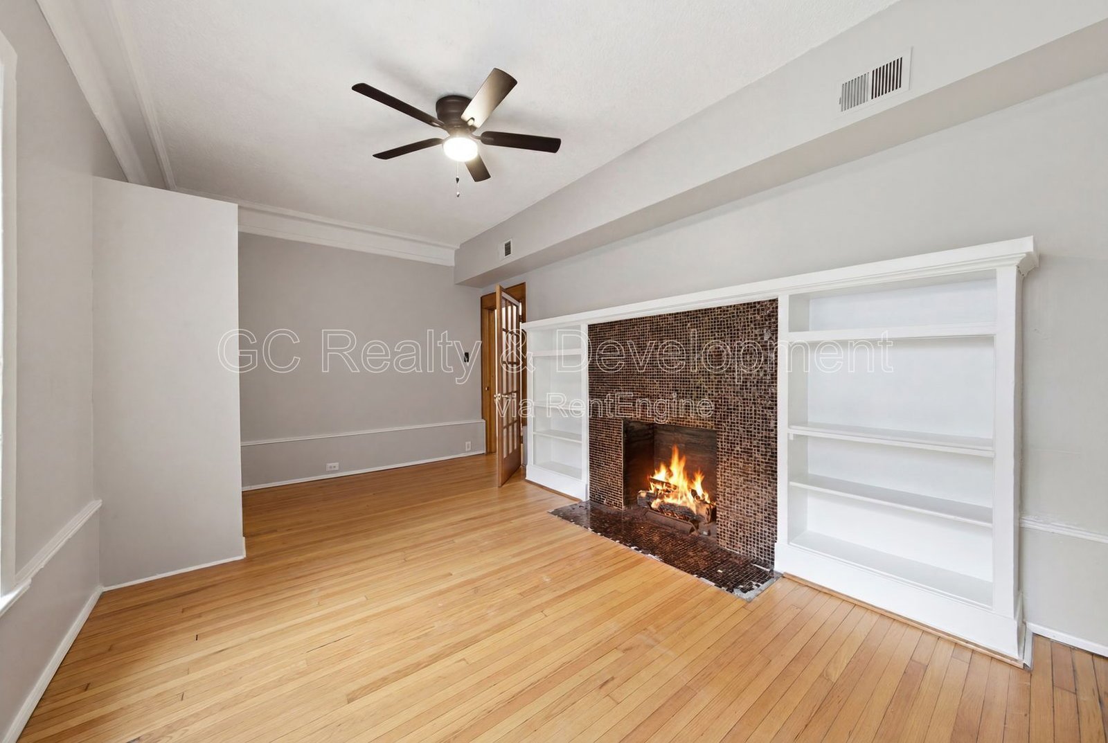 *** 2BR - 1BA / HARDWOOD FLOORS / LARGE CLOSETS / PET FRIENDLY / COMMUTER FRIENDLY *** property image