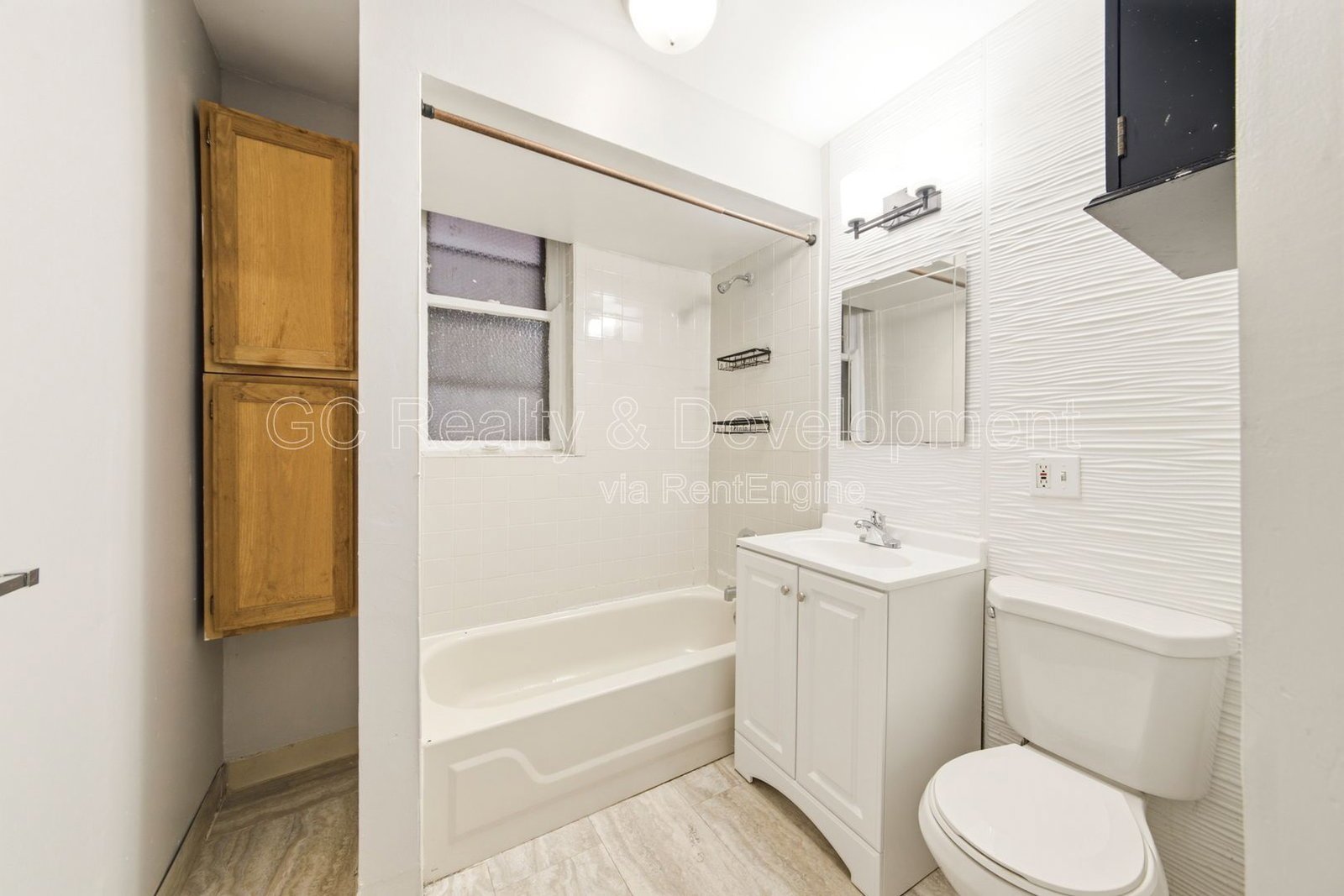 *** 2BR - 1BA / HARDWOOD FLOORS / LARGE CLOSETS / PET FRIENDLY / COMMUTER FRIENDLY *** property image