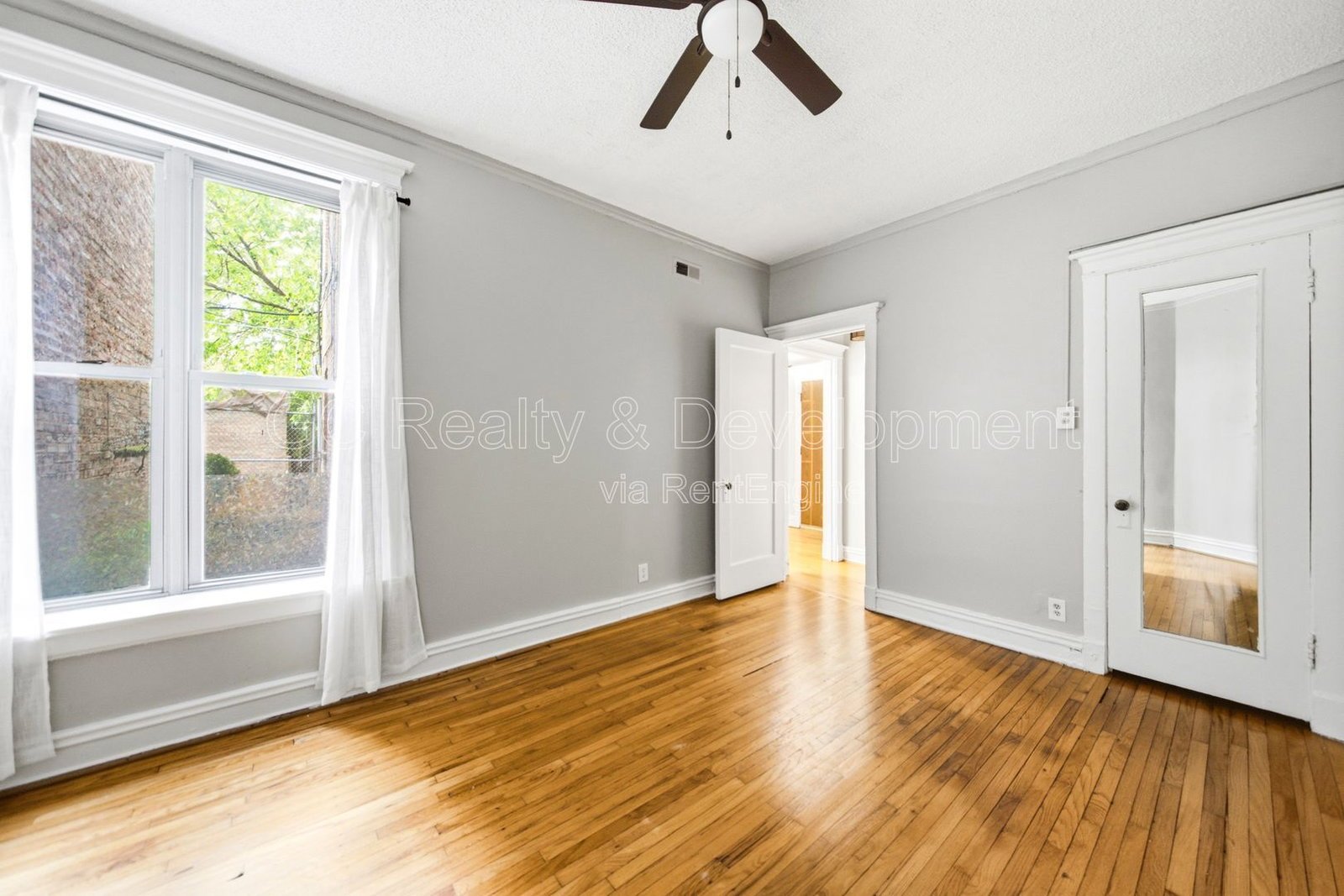 *** 2BR - 1BA / HARDWOOD FLOORS / LARGE CLOSETS / PET FRIENDLY / COMMUTER FRIENDLY *** property image