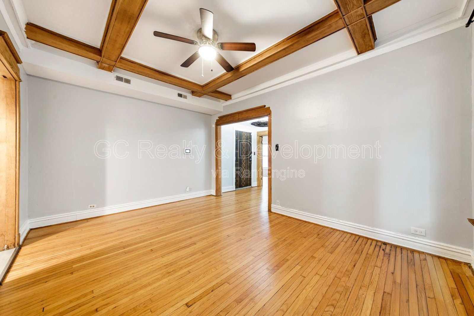 *** 2BR - 1BA / HARDWOOD FLOORS / LARGE CLOSETS / PET FRIENDLY / COMMUTER FRIENDLY *** property image