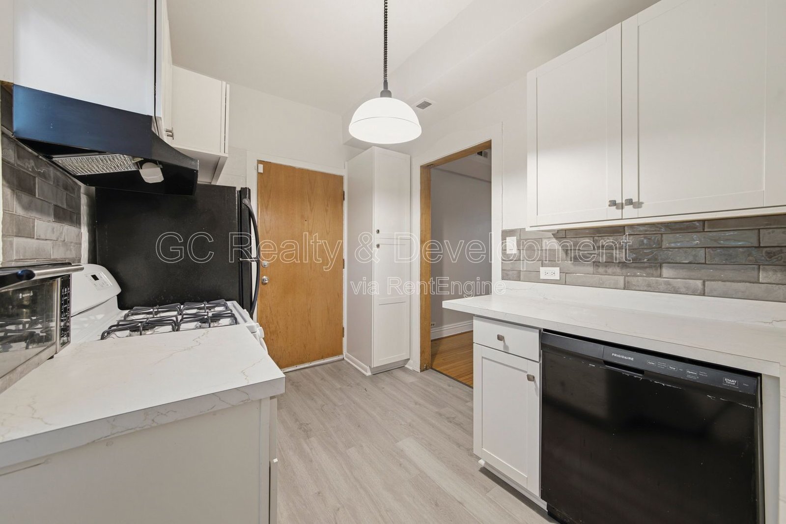 *** 2BR - 1BA / HARDWOOD FLOORS / LARGE CLOSETS / PET FRIENDLY / COMMUTER FRIENDLY *** property image