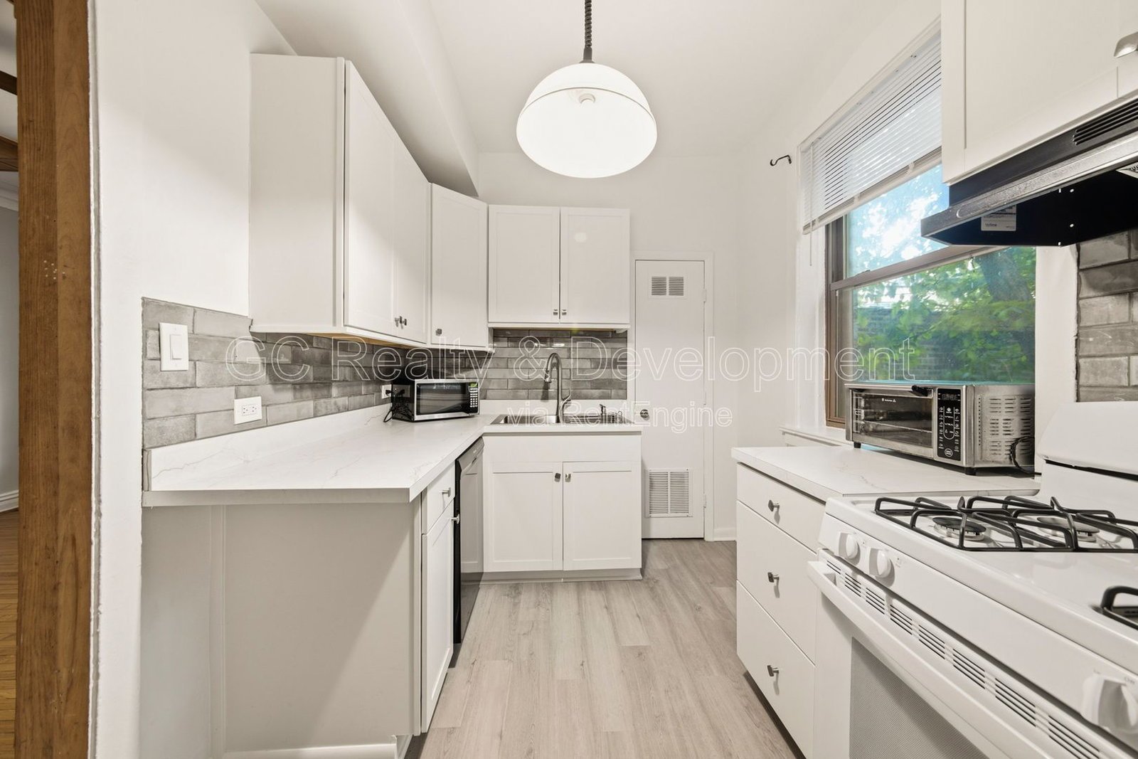 *** 2BR - 1BA / HARDWOOD FLOORS / LARGE CLOSETS / PET FRIENDLY / COMMUTER FRIENDLY *** property image