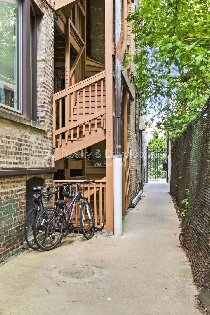 *** 2BR - 1BA / HARDWOOD FLOORS / LARGE CLOSETS / PET FRIENDLY / COMMUTER FRIENDLY *** property image