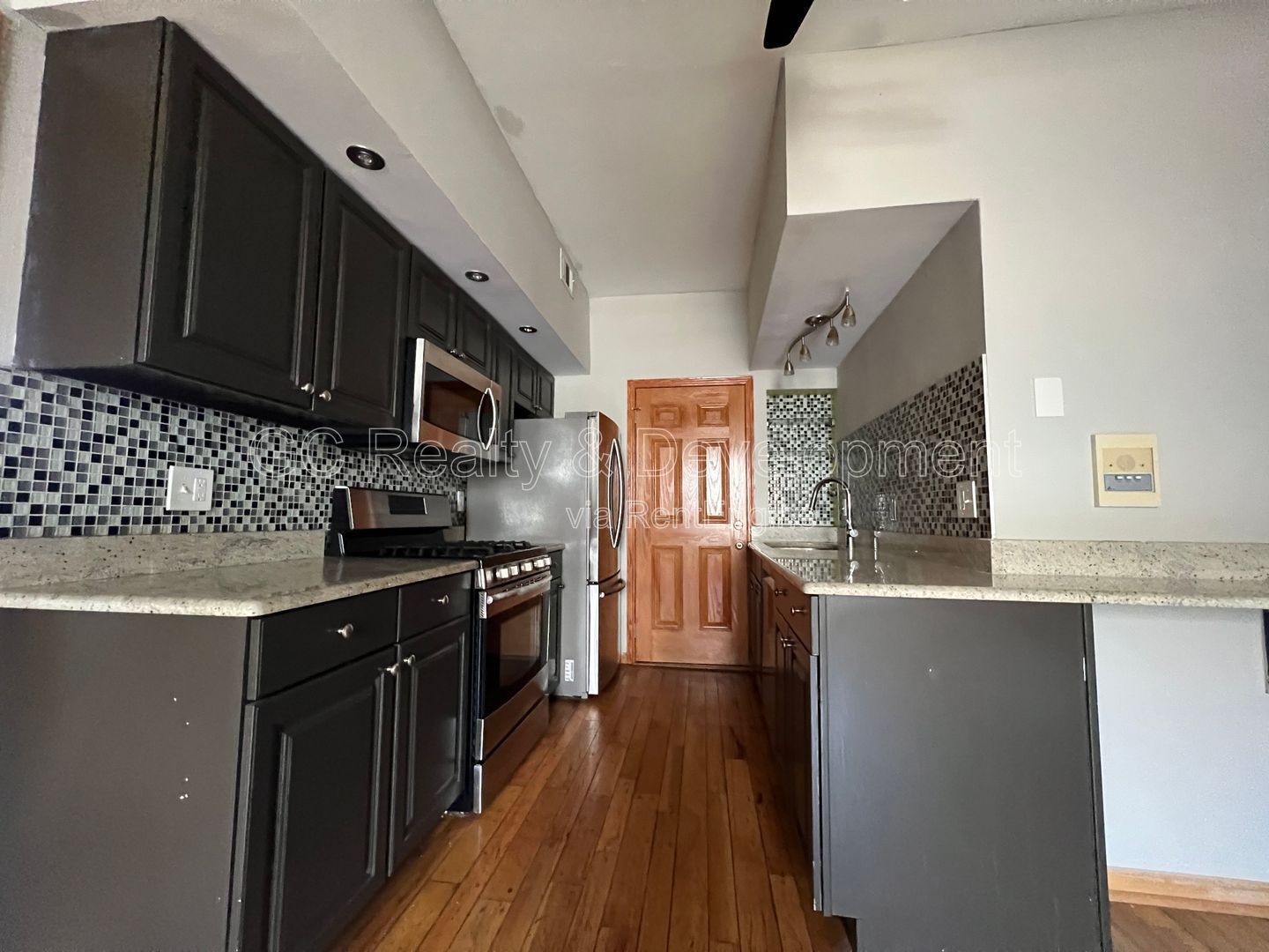 *** AVAILABLE 8/15/26! / LINCOLN PARK LOCATION / 2 BDRM / SS APPL / WASHER & DRYER IN UNIT / PARKING SPACE INCL*** property image