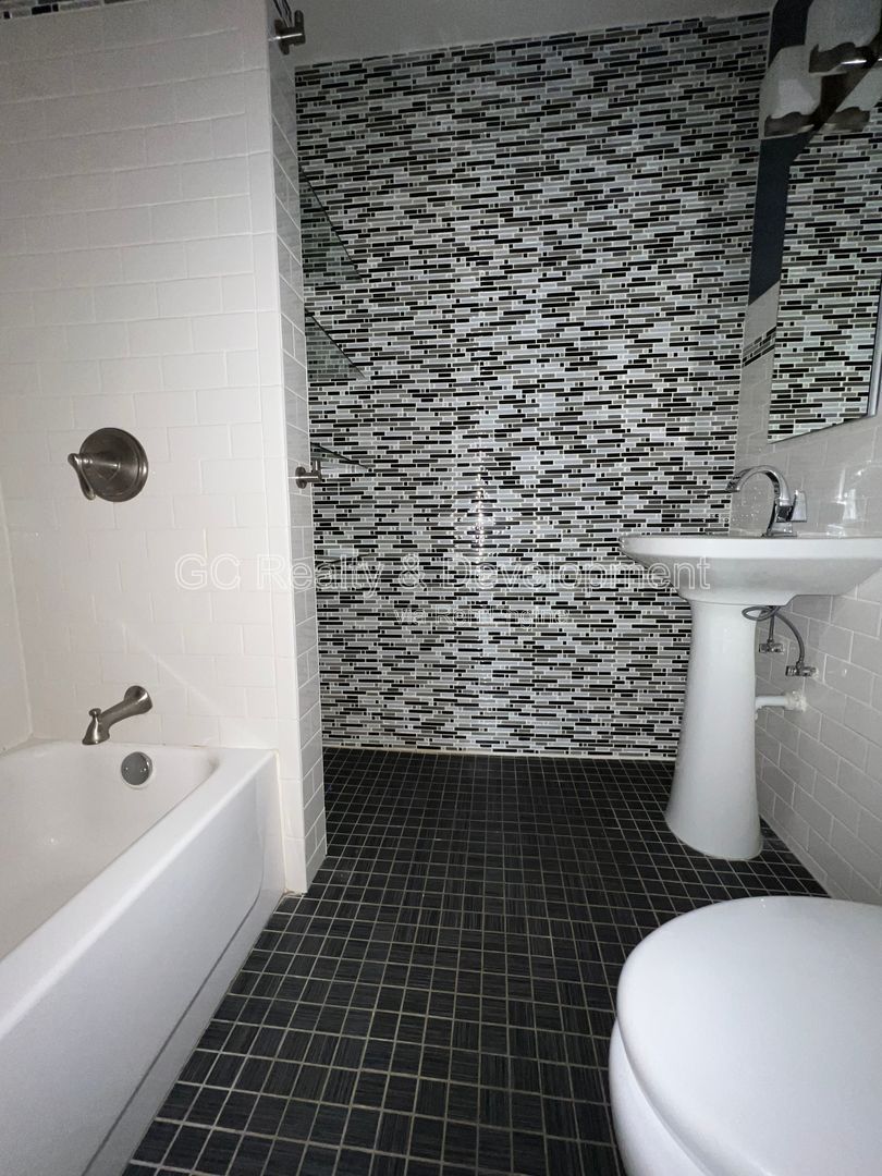 *** AVAILABLE 8/15/26! / LINCOLN PARK LOCATION / 2 BDRM / SS APPL / WASHER & DRYER IN UNIT / PARKING SPACE INCL*** property image