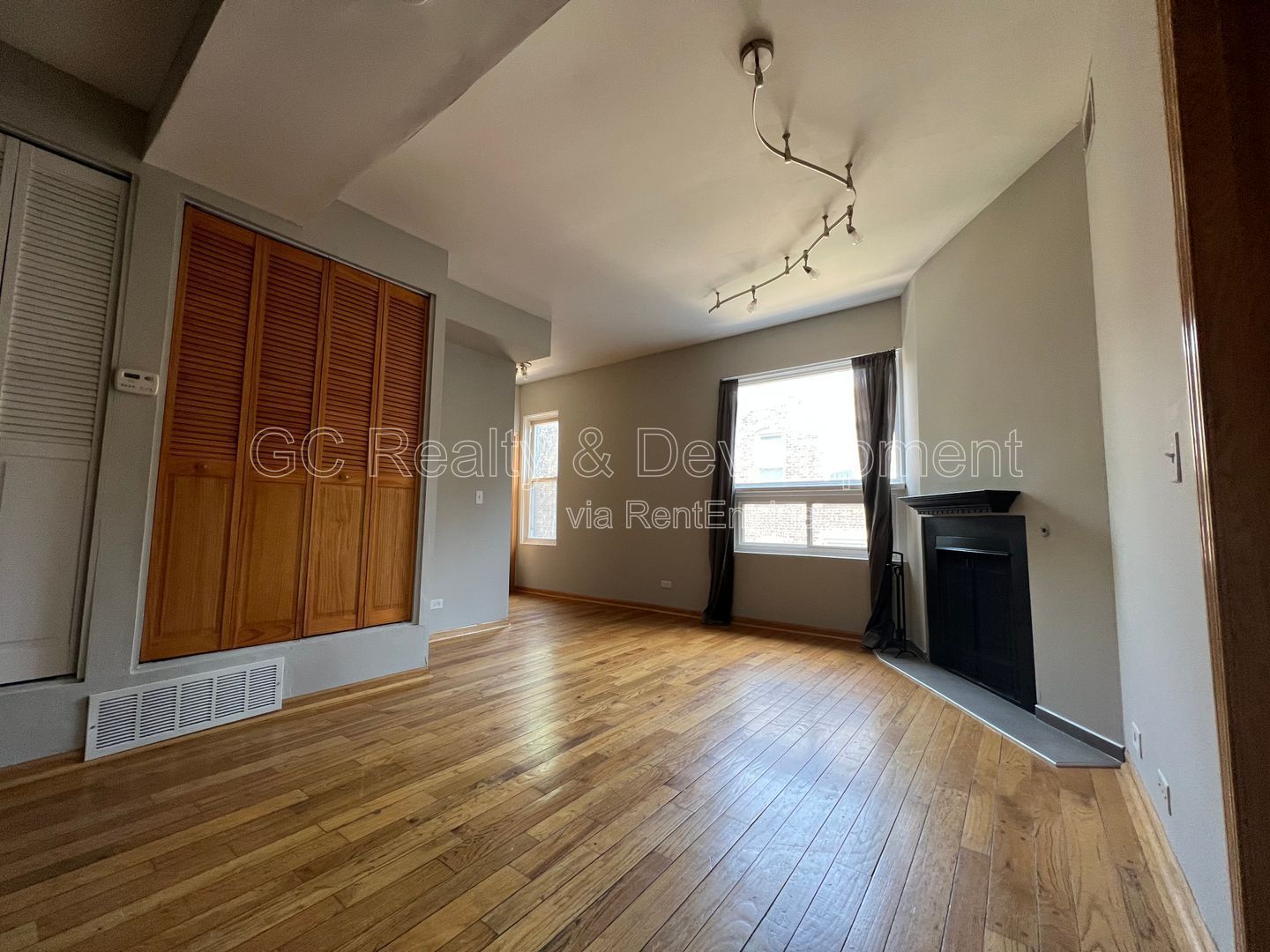 *** AVAILABLE 8/15/26! / LINCOLN PARK LOCATION / 2 BDRM / SS APPL / WASHER & DRYER IN UNIT / PARKING SPACE INCL*** property image