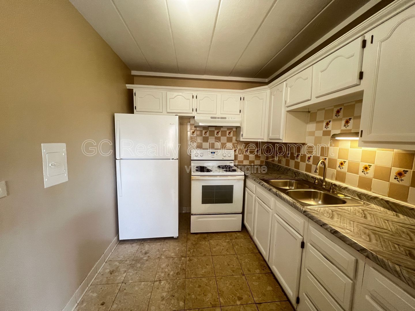 ***AVAILABLE 8-15-26! / TOP FLOOR / TENANT PAYS ELECTRIC ONLY / 2 BDRM - 1 BTH / APPL INCL / LAUNDY IN BUILDING*** property image