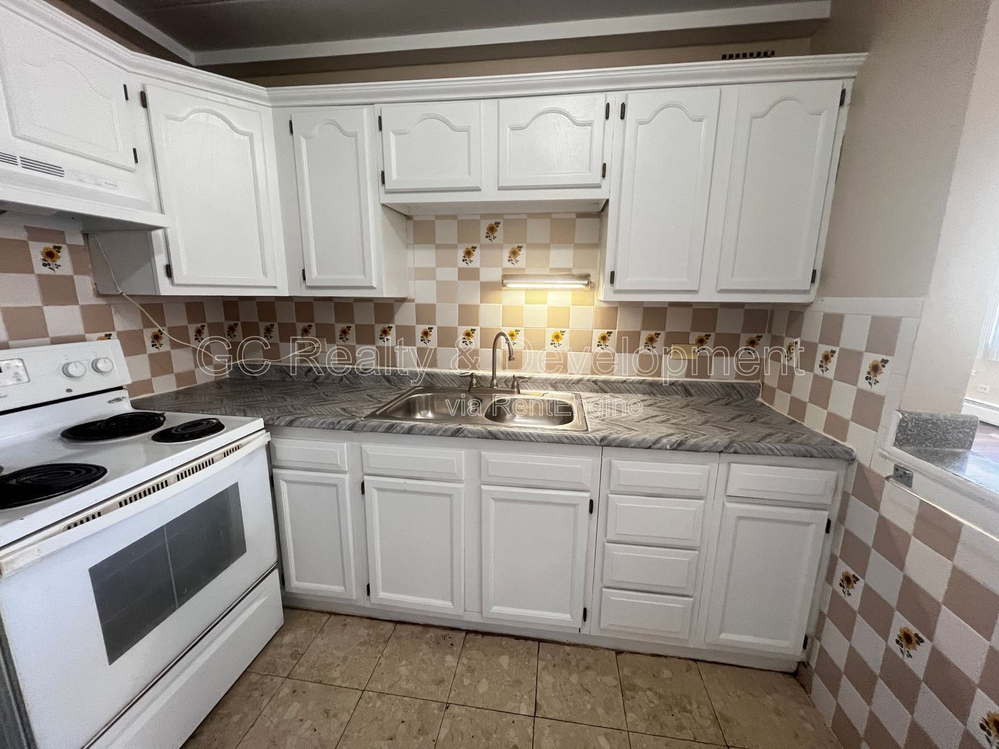 ***AVAILABLE 8-15-26! / TOP FLOOR / TENANT PAYS ELECTRIC ONLY / 2 BDRM - 1 BTH / APPL INCL / LAUNDY IN BUILDING*** property image