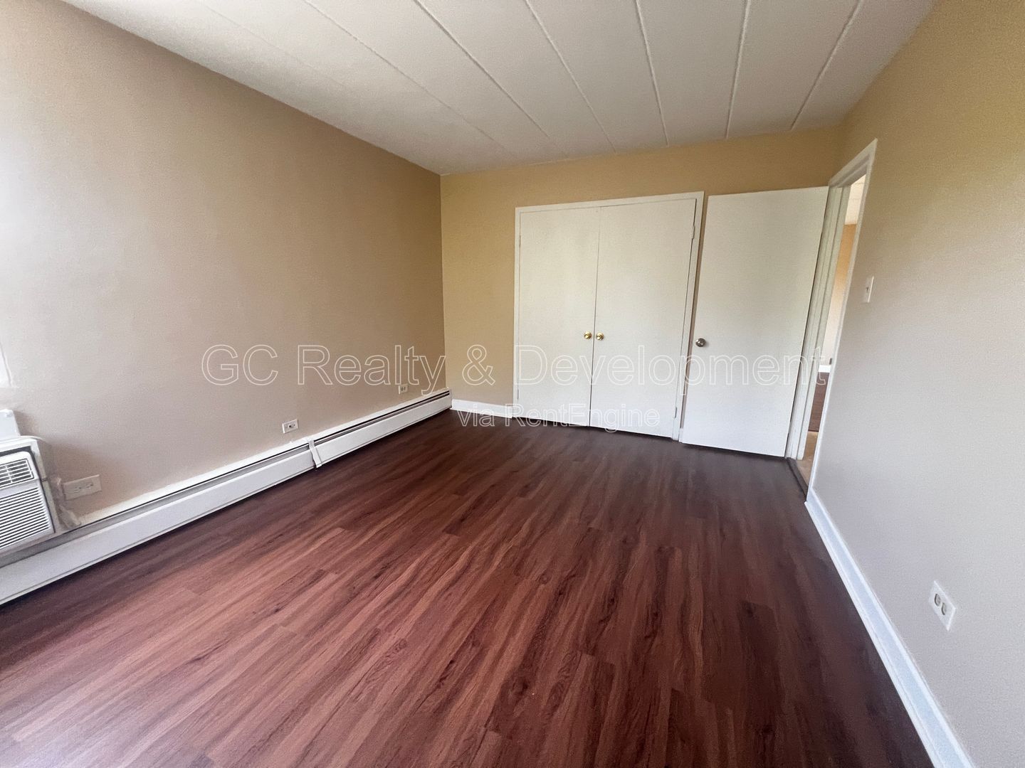 ***AVAILABLE 8-15-26! / TOP FLOOR / TENANT PAYS ELECTRIC ONLY / 2 BDRM - 1 BTH / APPL INCL / LAUNDY IN BUILDING*** property image